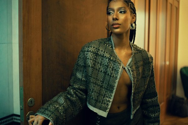 Comment intégrer des bijoux en or rose à votre tenue professionnelle avec style et élégance !