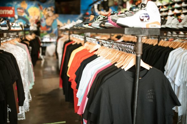 Shampoing pour cheveux blancs : conseils experts pour préserver l'éclat argenté