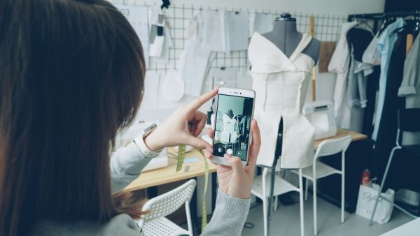 Révolution élégante : comment les événements mode se digitalisent à Paris